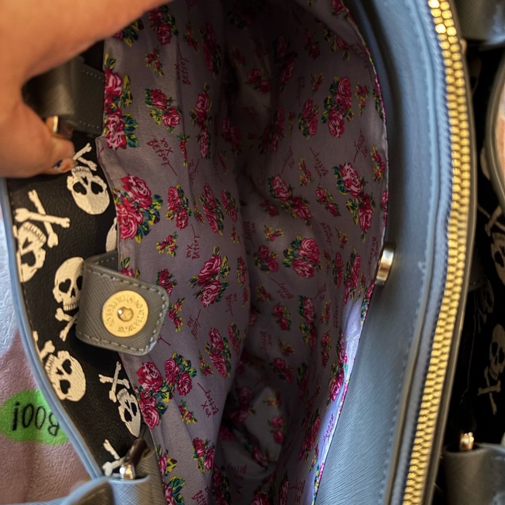 Gray Skull Embossed Handbag with Scarf - Picture 3 of 6
